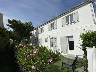 Apartment Beachside Flat with Sunny Patio - Outdoor photo 2