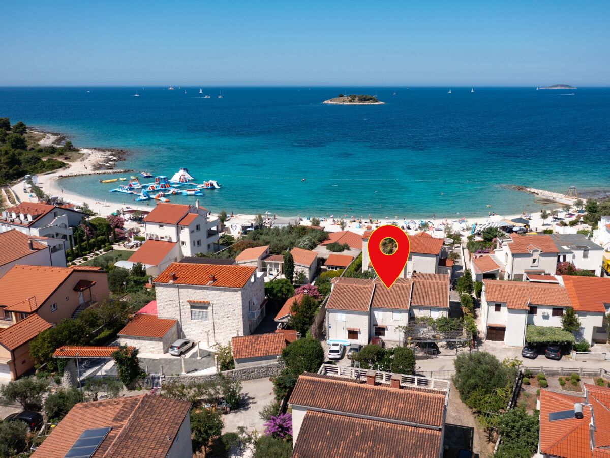 Apartment Two bedroom apartment near beach Rogoznica A-23414-a