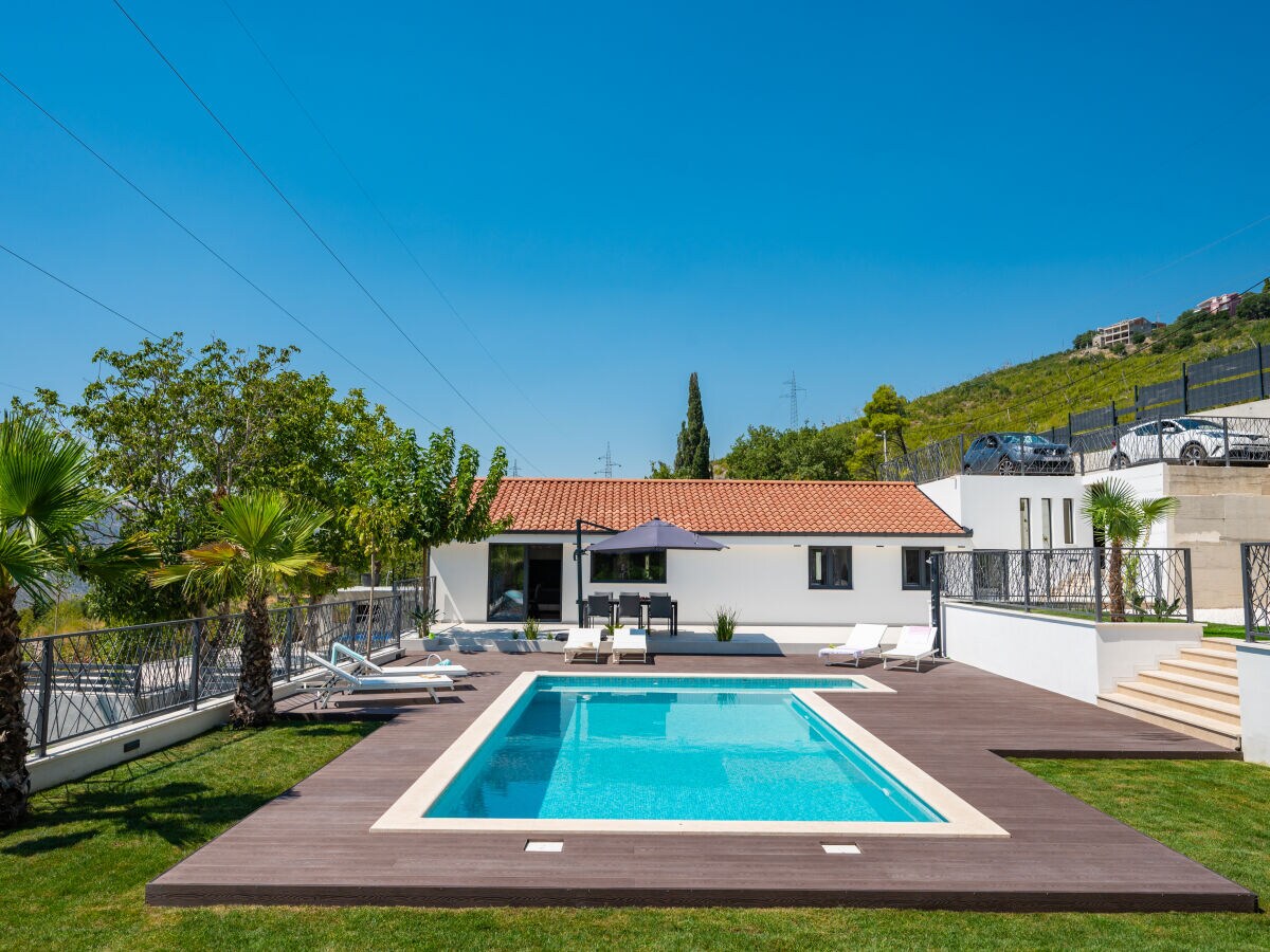 Villa Villa Florinda with Pool and Gym near Split