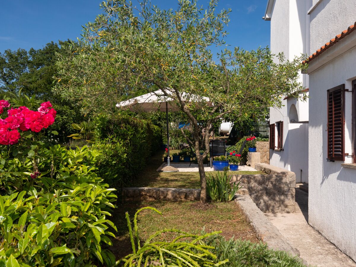 Apartment Two bedroom apartment with terrace Njivice, Krk A-17010-a - Outdoor photo 3