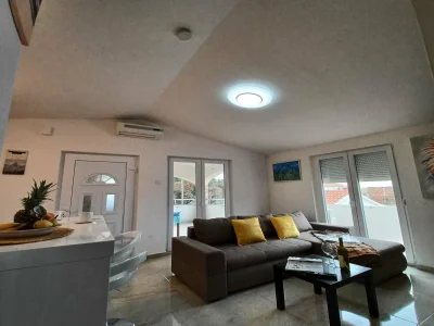 Apartment Beachfront Apartment with Balcony and Sea View - Features photo 3