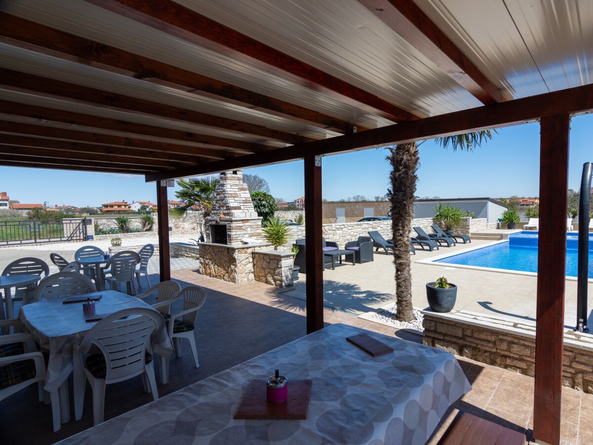 Apartment Two bedroom apartment with terrace Valbandon, Fažana A-2201-d