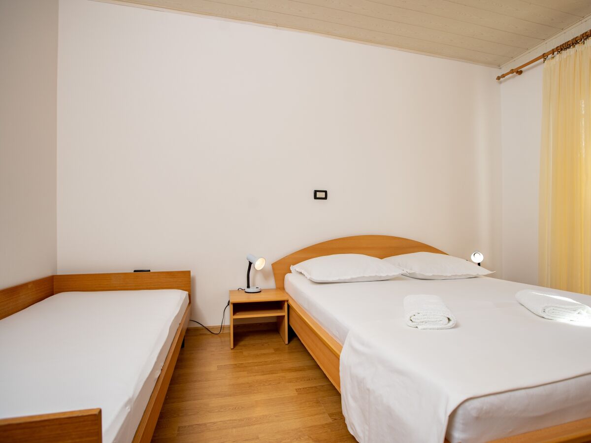 Apartment Two bedroom apartment with balcony Lopar, Rab A-24754-d