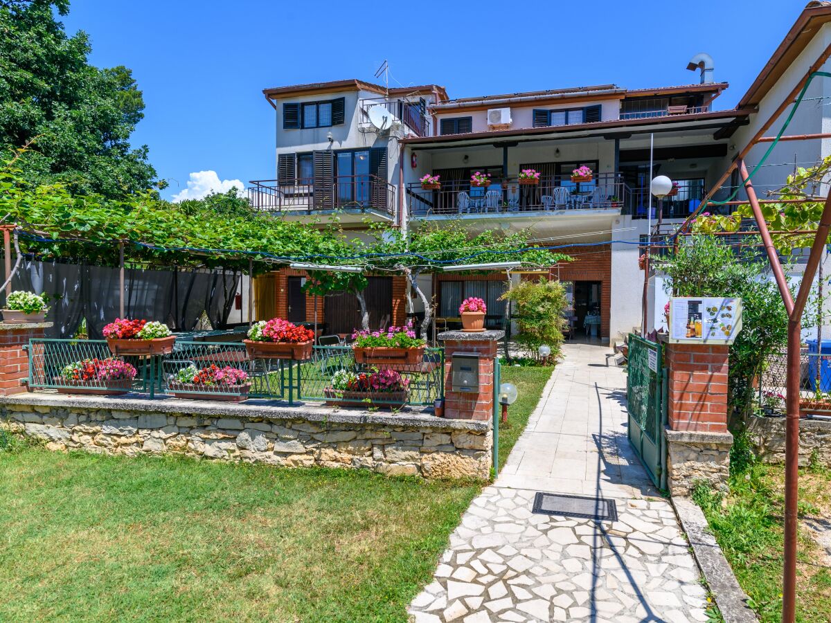 Apartment Two bedroom apartment with air-conditioning Banjole, Pula A-3002-a