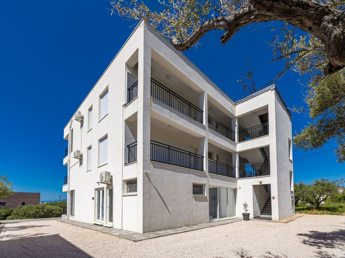 Apartment Wohnung mit Gemeinschaftsgarten in Banjol - Outdoor photo 3