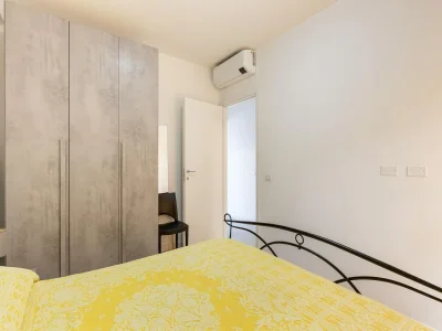 Apartment Air-conditioned, in residence, with pool and patio - Features photo 10