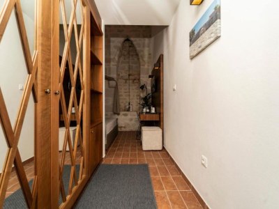 Holiday house Historic Han Hideaway Double Room 9 - Features photo 12