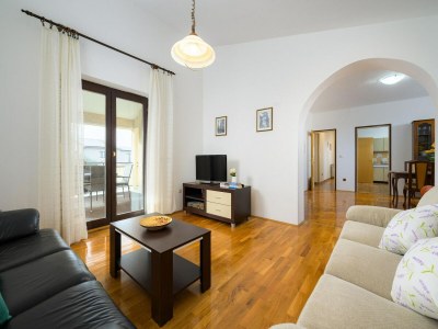 Apartment Graceful apartment with barbecue area - Features photo 25