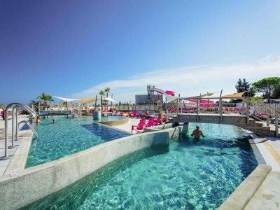 Holiday park Ruhiges Ferienhaus im Wasserpark in Hérault - Holiday park