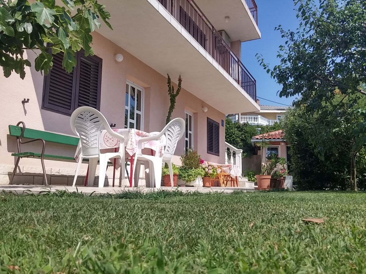 Apartment One bedroom apartment with terrace Novi Vinodolski A-5587-b