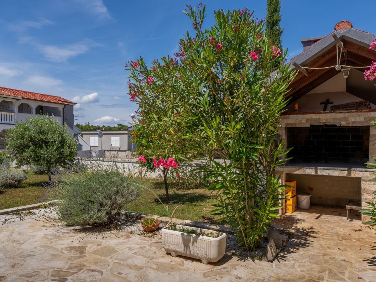 Apartment Two bedroom apartment with terrace Vir A-23333-b - Outdoor photo 4