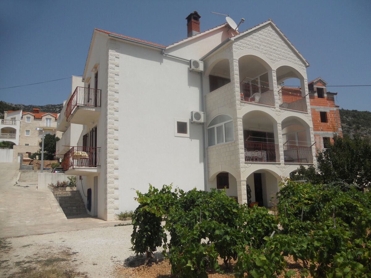 Apartment One bedroom apartment with balcony and sea view Bol, Brač A-2890-a - Outdoor photo 2