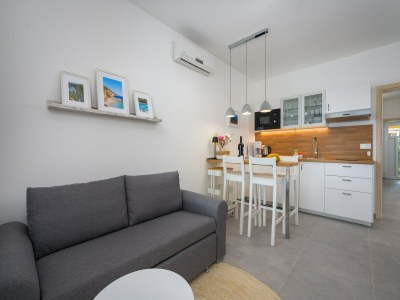Apartment Bright apartment with communal pool - Features photo 15