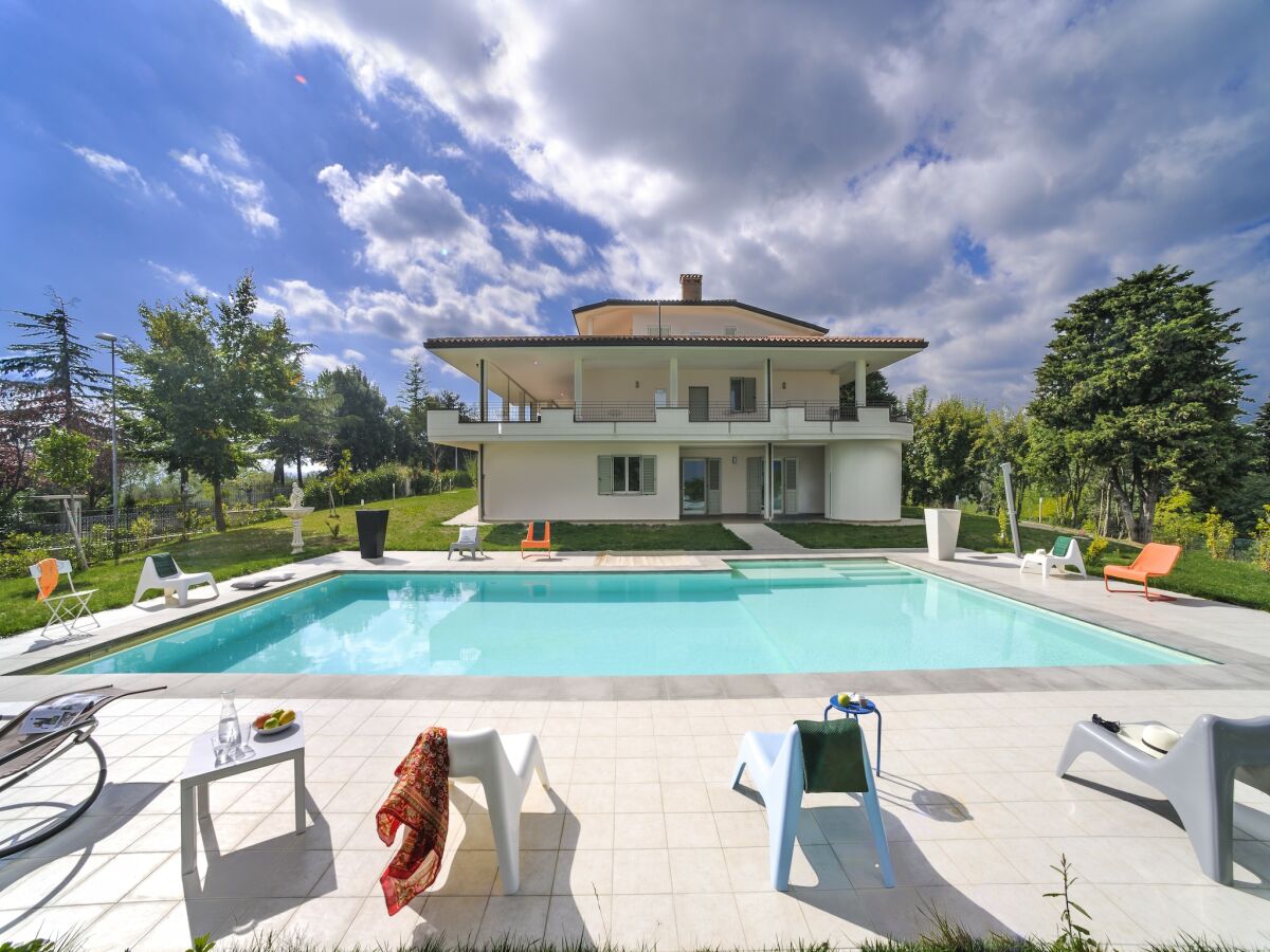 Villa Geräumige Villa mit Pool