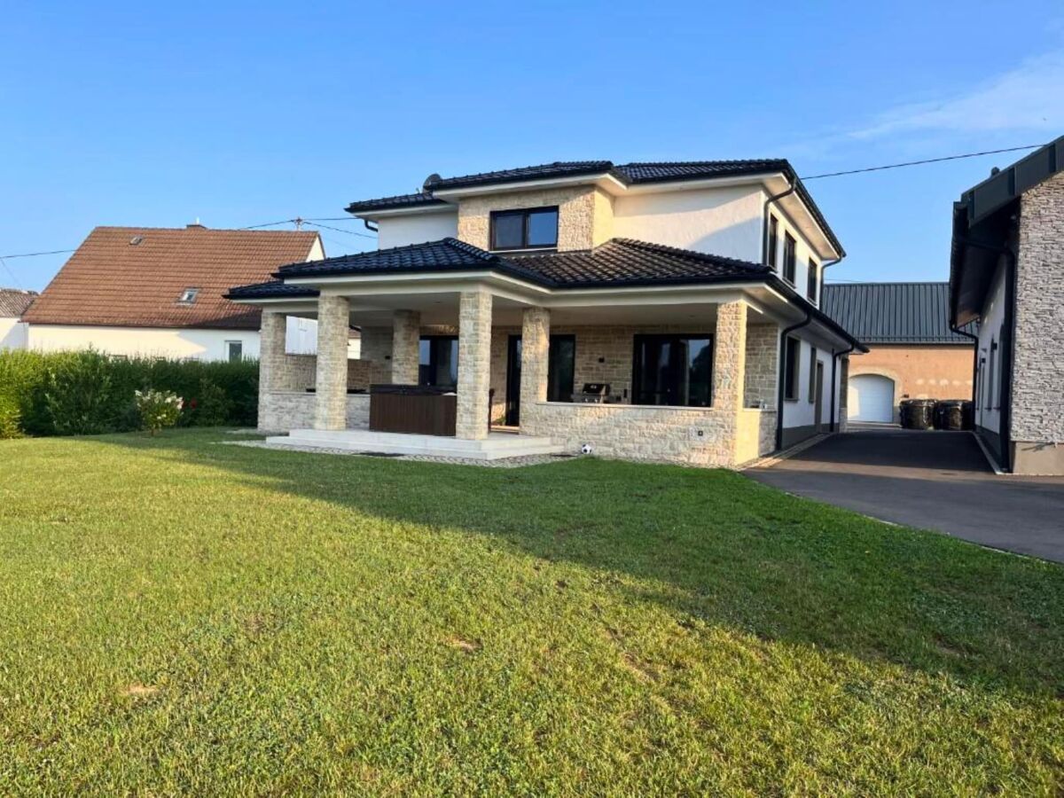 Villa Eifel finca with whirlpool and garden lounge