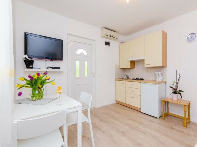 Apartment Color Apartments - One Bedroom Apartment with Terrace and Partial Sea View (Blue) - Features photo 13