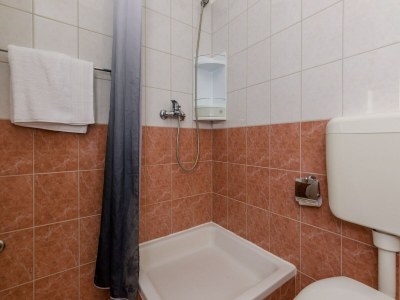 Apartment Color Apartments - Standard One-Bedroom Apartment with Terrace and Partial Sea View (Red) - Features photo 11
