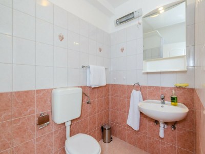 Apartment Color Apartments - Standard One-Bedroom Apartment with Terrace and Partial Sea View (Red) - Features photo 12