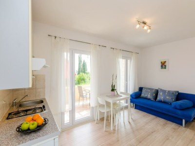 Apartment Color Apartments - Standard One-Bedroom Apartment with Terrace and Partial Sea View (Red) - Features photo 14