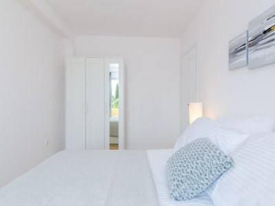 Apartment Color Apartments - Standard One-Bedroom Apartment with Terrace and Partial Sea View (Red) - Features photo 16