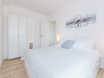 Apartment Color Apartments - Standard One-Bedroom Apartment with Terrace and Partial Sea View (Red) - Features photo 18