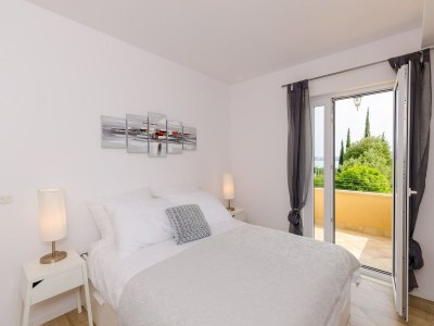 Apartment Color Apartments - Standard One-Bedroom Apartment with Terrace and Partial Sea View (Red) - Features photo 19