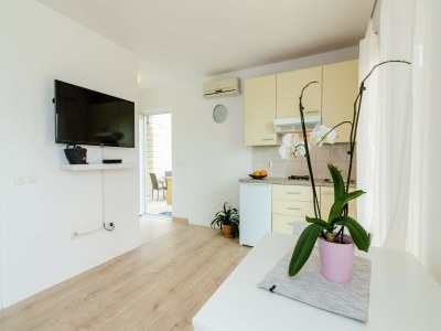 Apartment Color Apartments - Standard One-Bedroom Apartment with Terrace and Partial Sea View (Red) - Features photo 22