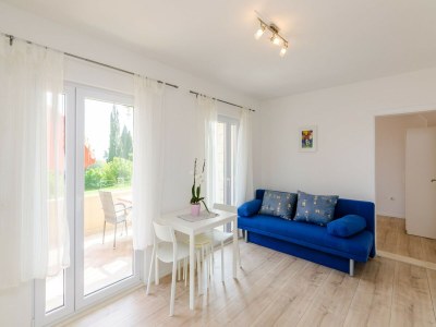 Apartment Color Apartments - Standard One-Bedroom Apartment with Terrace and Partial Sea View (Red) - Features photo 23