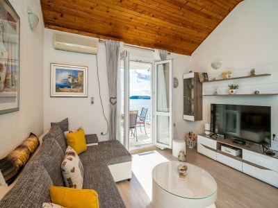 Apartment Indy's Beach Apartments -Two Bedroom Apartment with Balcony and Sea View - Features photo 6