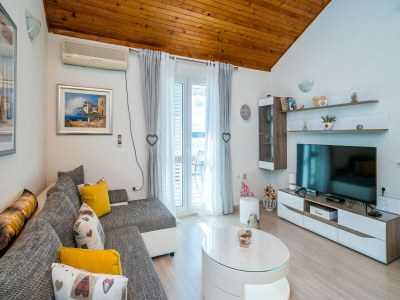 Apartment Indy's Beach Apartments -Two Bedroom Apartment with Balcony and Sea View - Features photo 7