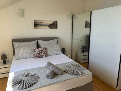 Apartment Indy's Beach Apartments -Two Bedroom Apartment with Balcony and Sea View - Features photo 12
