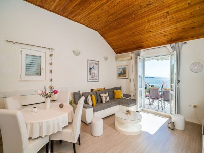 Apartment Indy's Beach Apartments -Two Bedroom Apartment with Balcony and Sea View - Features photo 13