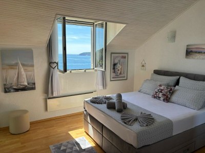 Apartment Indy's Beach Apartments -Two Bedroom Apartment with Balcony and Sea View - Features photo 23