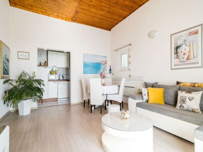 Apartment Indy's Beach Apartments -Two Bedroom Apartment with Balcony and Sea View - Outdoor photo 24