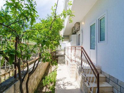 Apartment Apartments & Rooms Barišić - Superior Studio Apartment with Balcony and Garden View (G2-7) in Kupari - Apartment