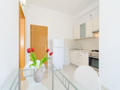Apartment Apartments & Rooms Barišić - Studio Apartment with Balcony and Garden View (First Floor)-APT 9 - Features photo 14