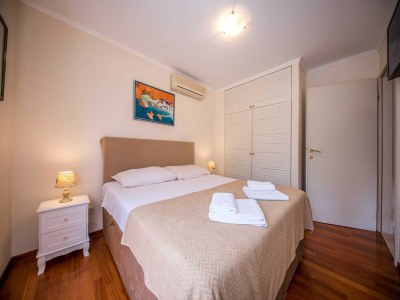Holiday house 5 bedroom holiday home with balcony - Features photo 7