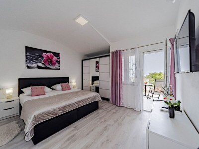 Holiday house Stone House Blaca - Two Bedroom Stone House with Terrace and Sea View - Features photo 36