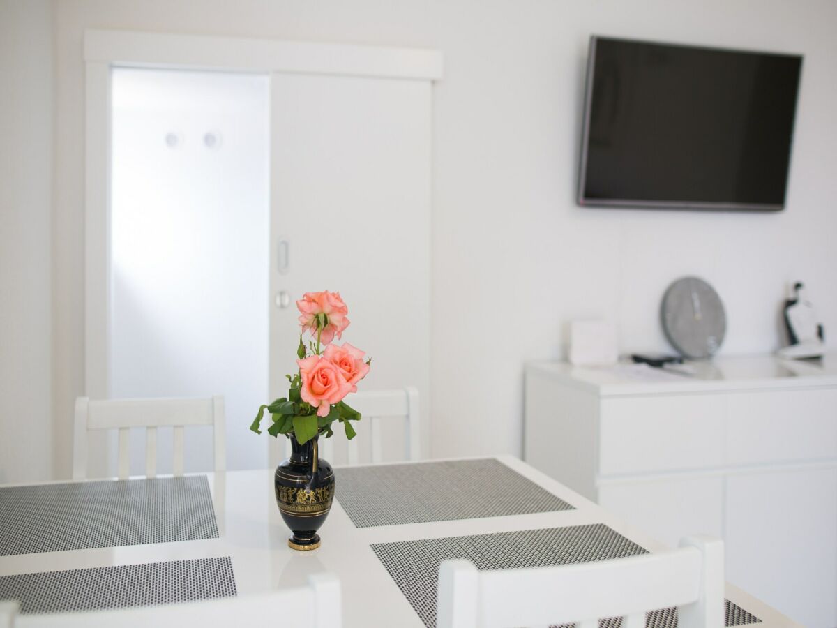 Apartment Serious Job Apartment - One Bedroom Apartment with Shared Terrace (veći)