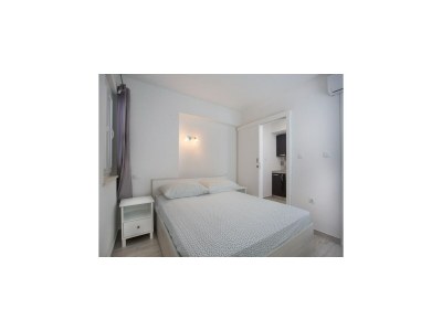 Apartment Serious Job Apartment - One Bedroom Apartment with Shared Terrace (veći) - Features photo 9