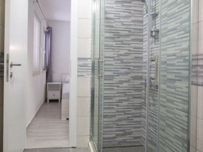 Apartment Serious Job Apartment - One Bedroom Apartment with Shared Terrace (veći) - Features photo 15