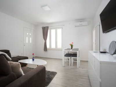 Apartment Serious Job Apartment - One Bedroom Apartment with Shared Terrace (veći) - Features photo 16