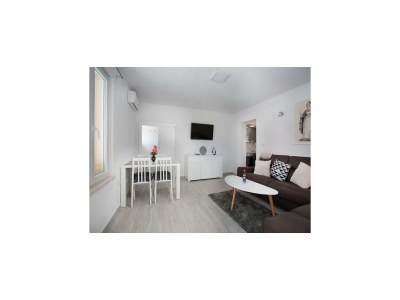 Apartment Serious Job Apartment - One Bedroom Apartment with Shared Terrace (veći) - Features photo 28
