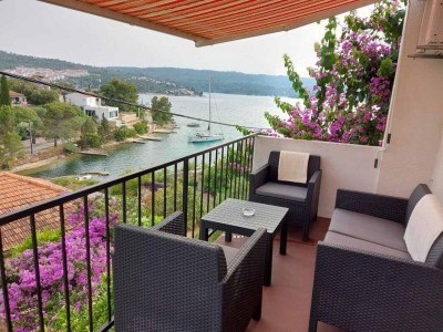 Apartment Three bedroom apartment with terrace and sea view Nečujam, Šolta A-13884-a in Grohote - Apartment