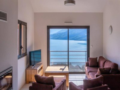 Apartment Cozy Group Stay with a Fireplace - Features photo 11