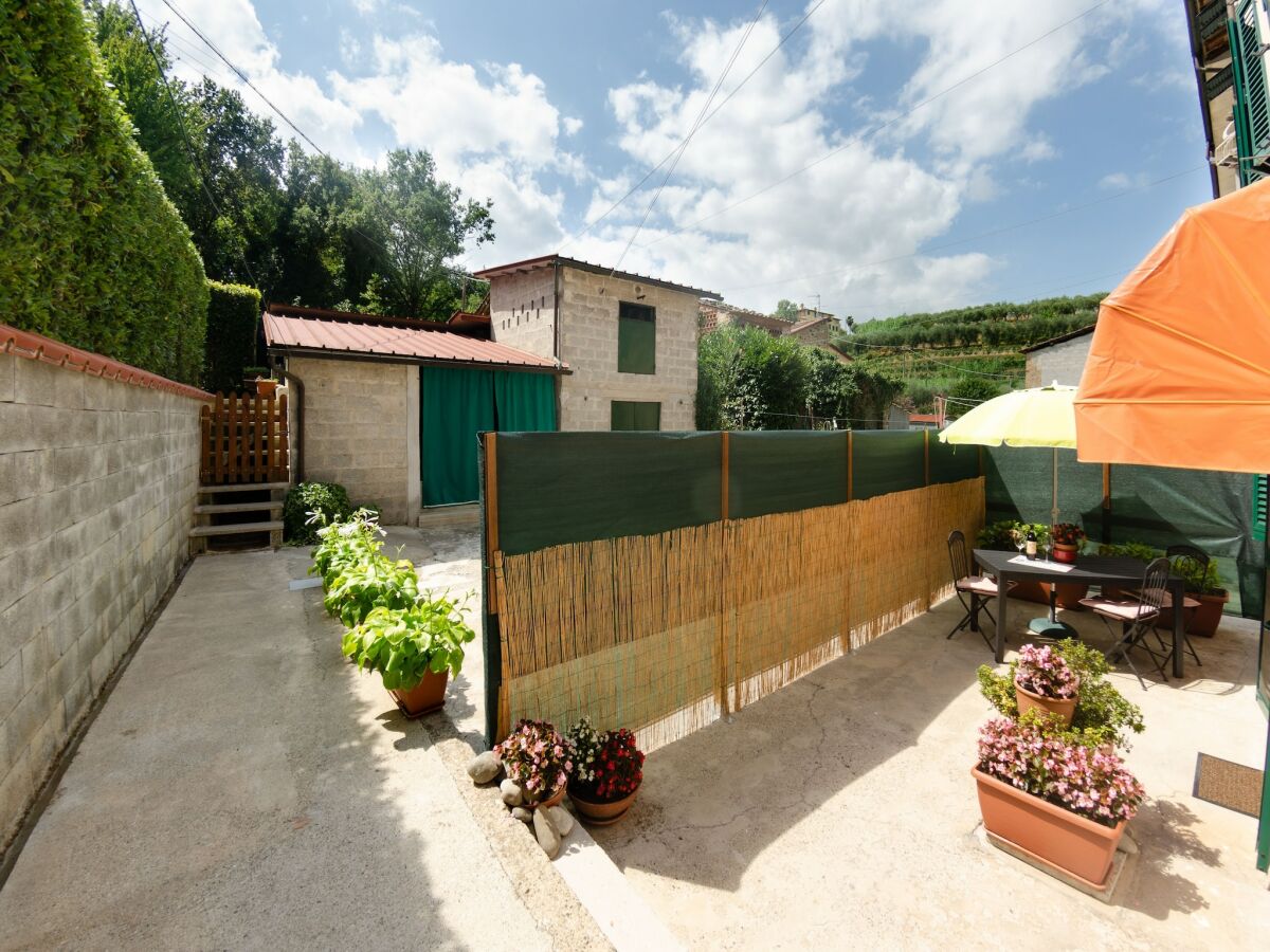 Apartment Holiday Home in Lucca with Pool & Garden - Outdoor photo 5