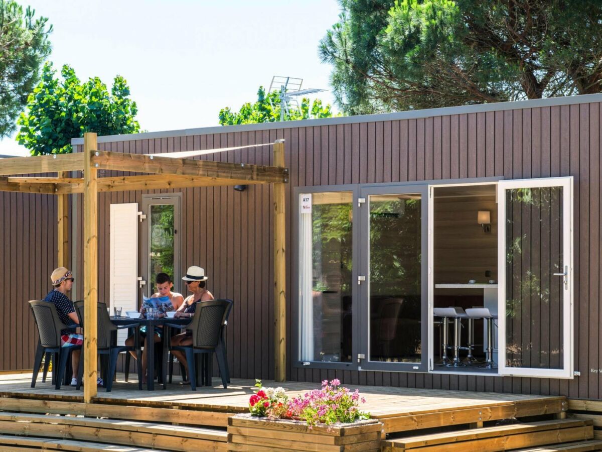 Holiday park VIP mobile home with terrace