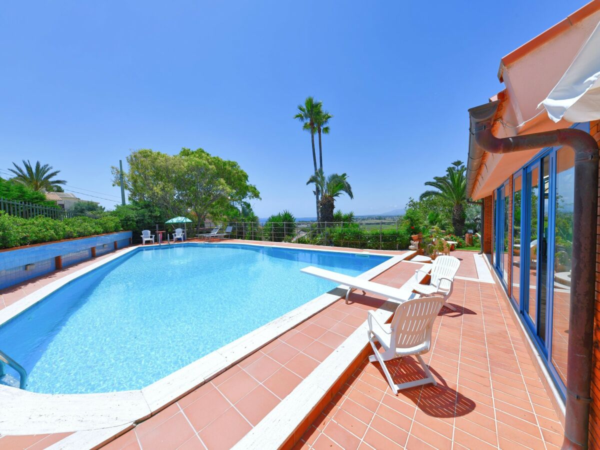 Holiday house Villa with private pool near Terrauzza