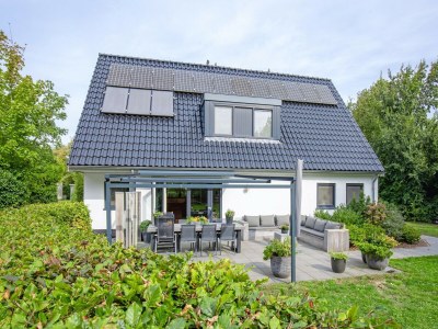 Holiday house Schöne Villa am Waldrand in Den Burg - Holiday house