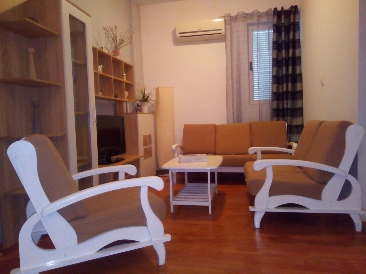 Apartment Three bedroom apartment with terrace and sea view Brist, Makarska A-19330-a